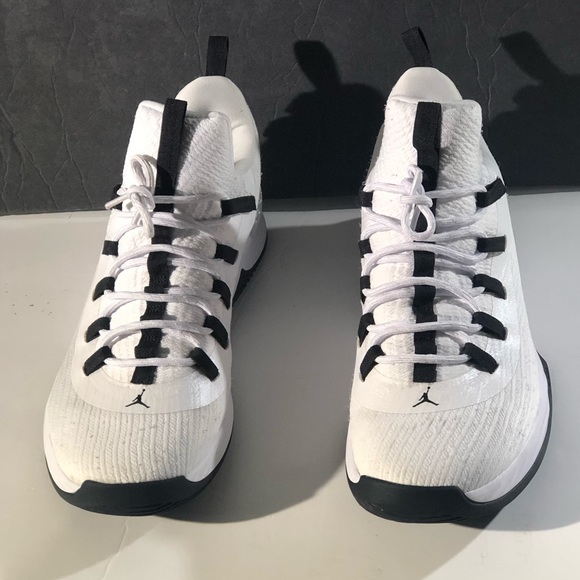 (Pre-Owned) Jordan Ultra Fly 2 low white and black - Picture 4 of 12